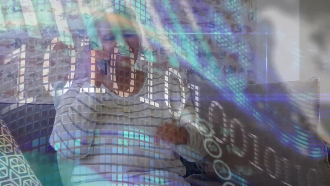 Animazione di elaborazione dati statistici su una donna anziana caucasica che parla al telefono a casa