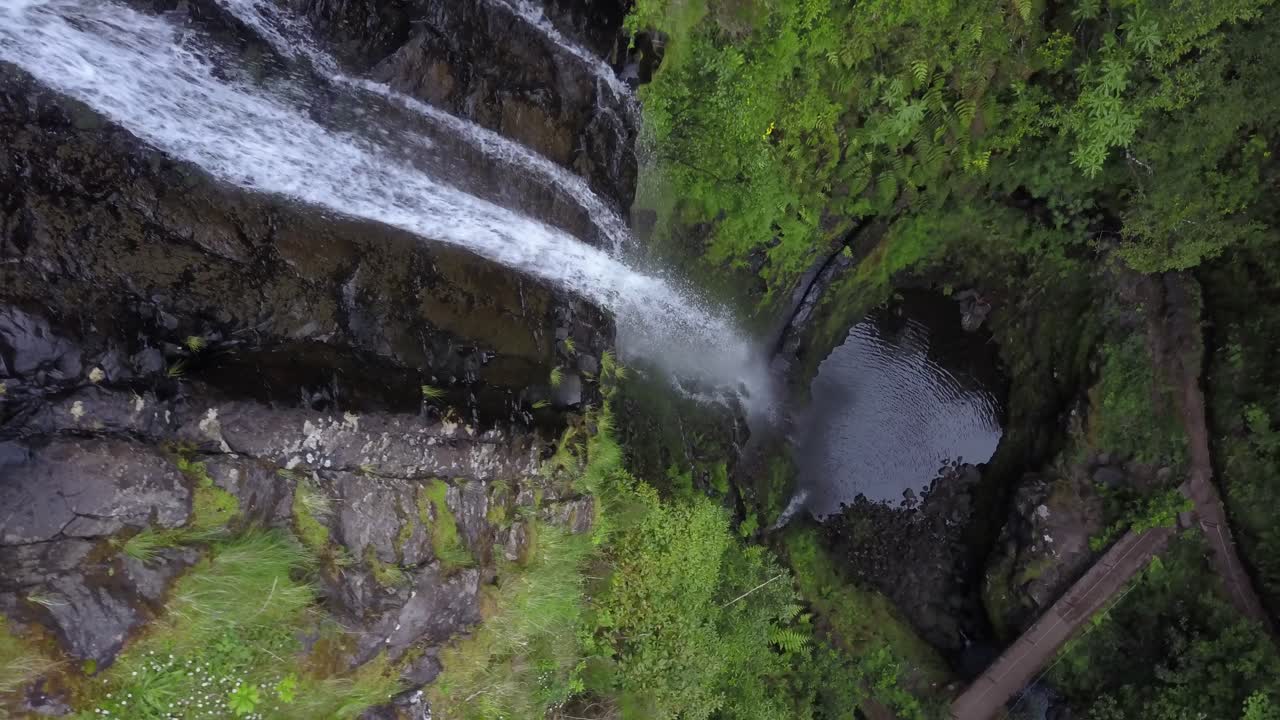 madeira, portugal - hermoso paisaje de cascadas que fluyen hacia el arroyo rodeado de plantas verdes - toma aérea de drones