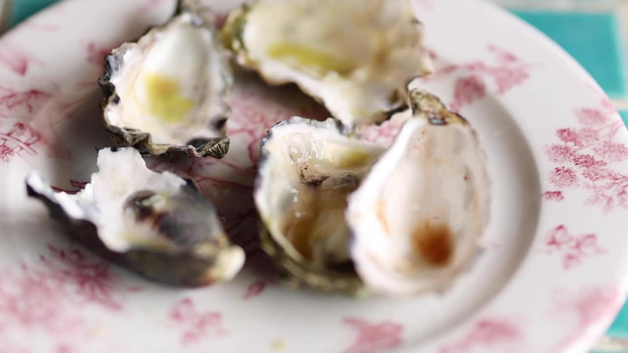 장식용 접시에서 시간이 지남에 따라 먹이는 오스트리.