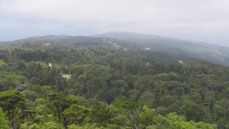 Panoramablick-Auf-Die-Nebligen-Und-üppigen-Sintra-Berge-Von-Oben