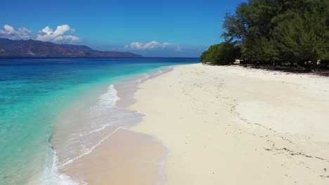 Abstrakter-Tropischer-Weißer-Sandstrandhintergrund,-Schaumige-Wellen-Waschen-Den-Sand-Am-Paradiesischen-Strand