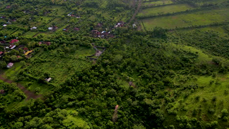 Vista-Aérea-Del-Paisaje-Urbano-En-El-Valle-Verde-Con-Campos-De-Arroz-En-El-Oeste-De-Bali,-Indonesia