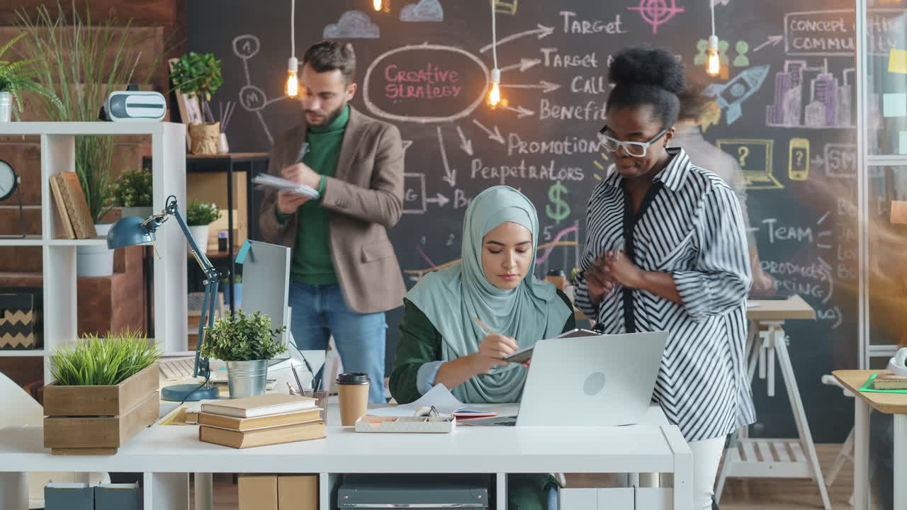 reunión de equipo de negocios en una oficina moderna