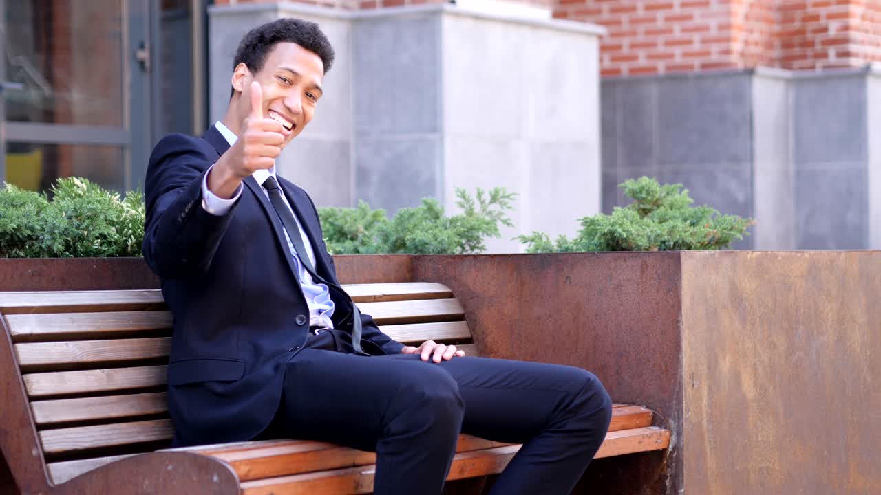 카메라를 바라보는 아프리카 사업가의 엄지손가락