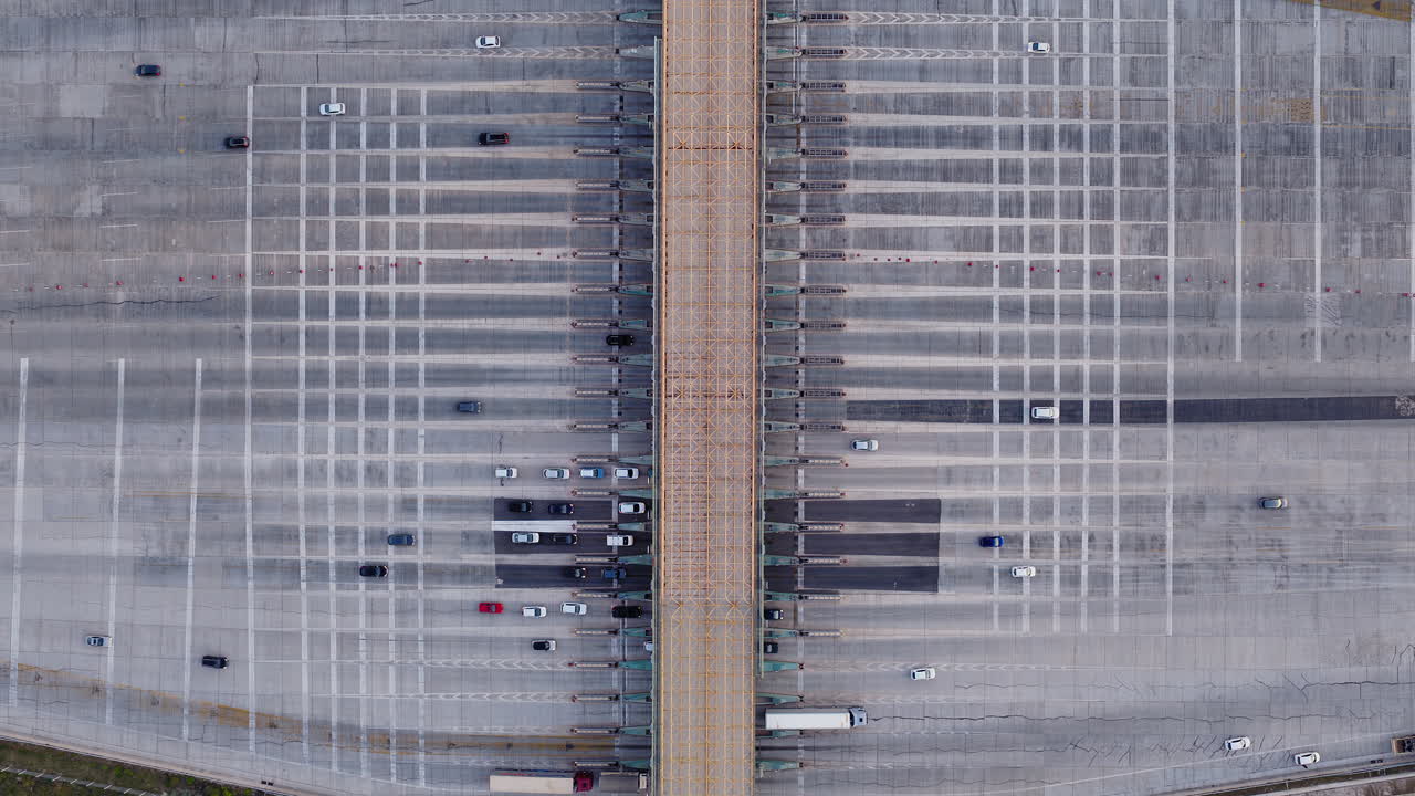 Luftfoto af betalingsveje på bred motorvej, linjer og mønstre af infrastrukturteknik, Elefsina.