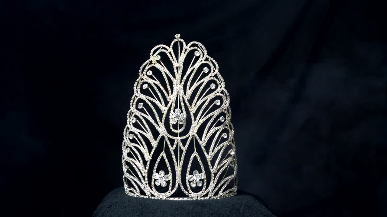 la corona de diamantes y plata del concurso de belleza