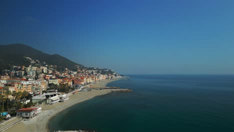 Luftaufnahme-Der-Strandküste-Von-Varazze-Mit-Farbenfrohen-Gebäuden