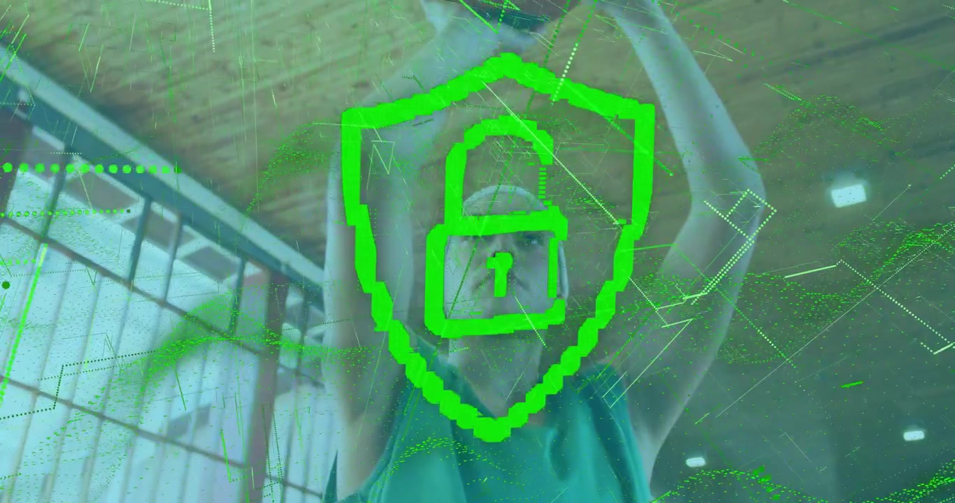 Atleta donna in piedi su un campo che avvia una scansione con scudo verde per un controllo biometrico, sollevando una palla da basket.