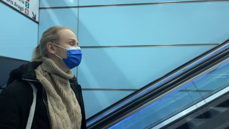 Pendler-In-Medizinischer-Maske-Auf-Rolltreppe-In-Der-U-Bahn