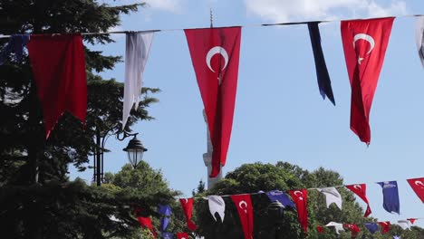 las banderas de la ciudad de estambul ondeando en las calles