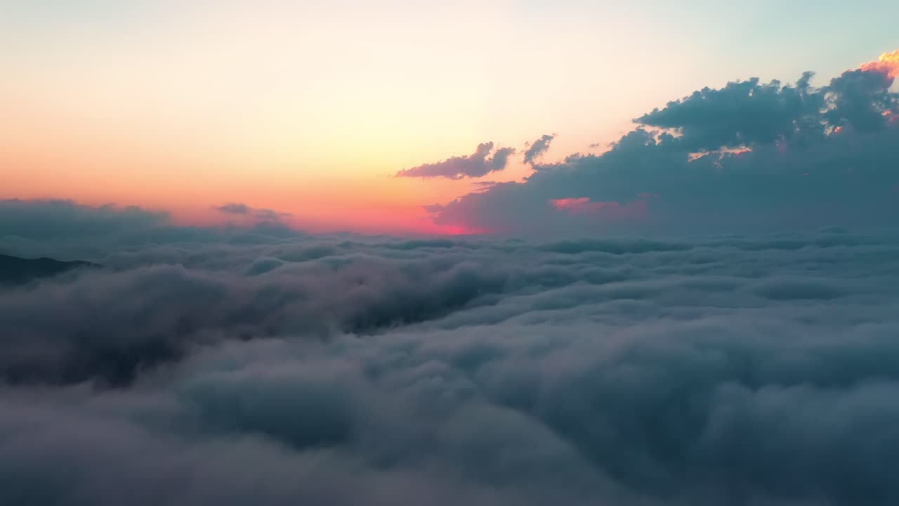 volando sobre las nubes con el sol tardío. amanecer o atardecer colorido fondo del cielo.
