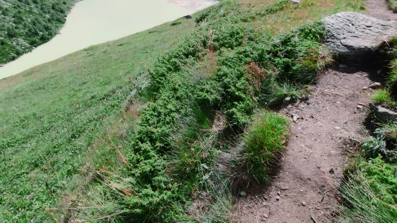 lago alpino en un valle de montaña