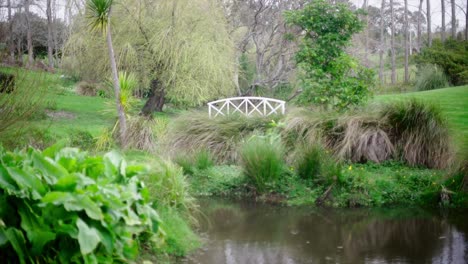 brede opname van een witte romantische brug bij de wijngaard gracehill