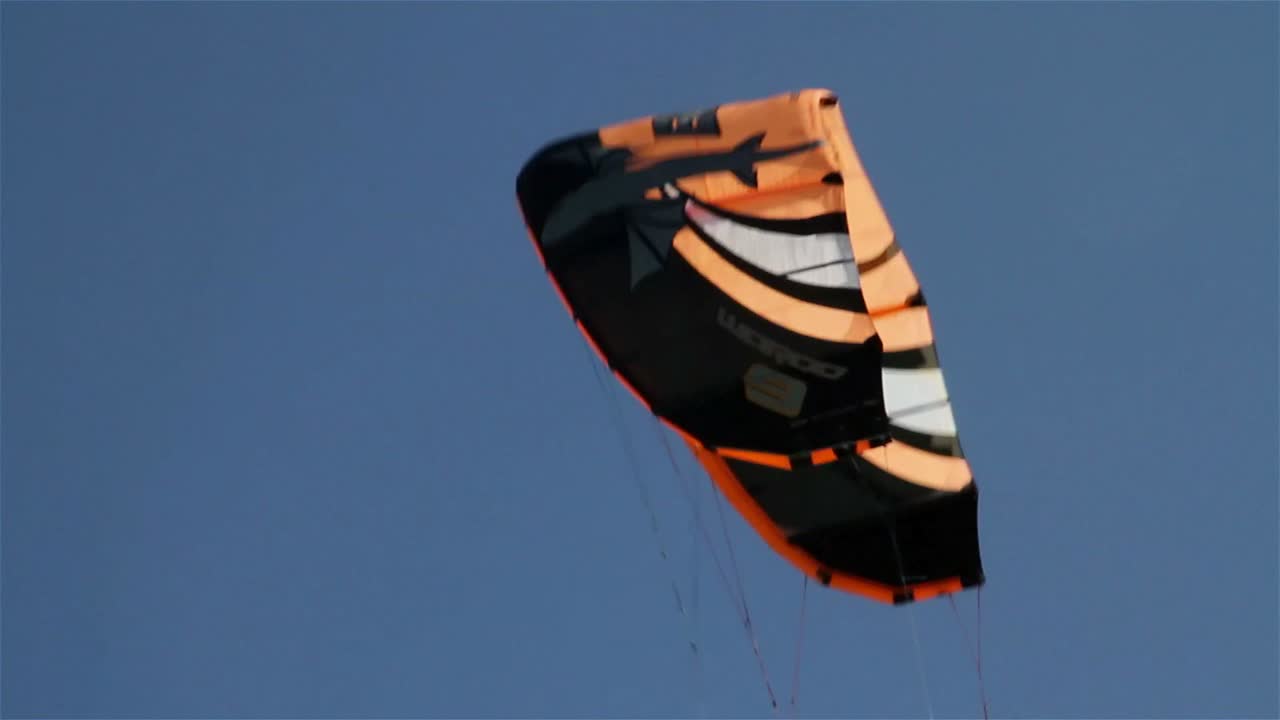 la gente participa en el rápido kitesurf deportivo a lo largo de una costa soleada 5