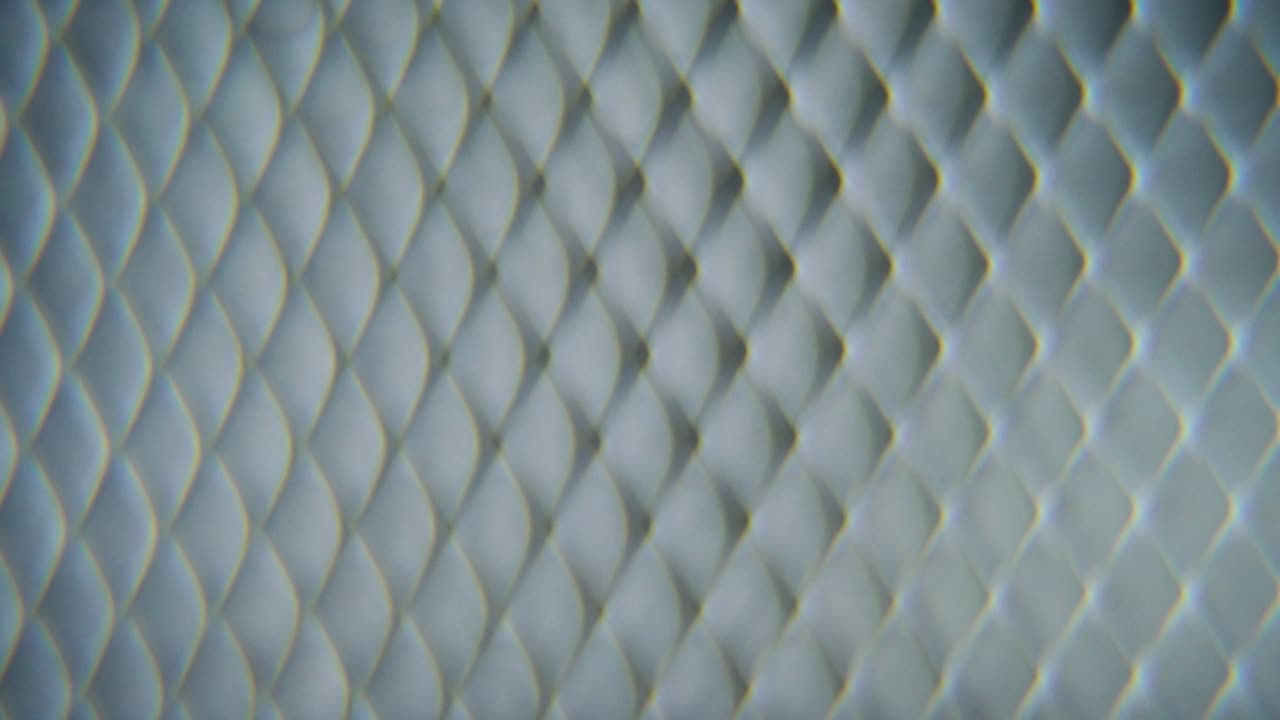 una toma macro de ensueño de una cuadrícula de metal, patrón de acero, textura industrial de hierro, material de aluminio, cámara súper lenta, full hd 120 fps, movimiento de zoom de grúa suave, profundidad de campo borrosa
