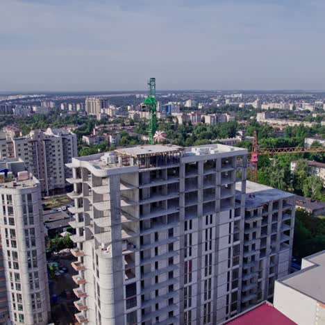 grúa y sitio de construcción de edificios