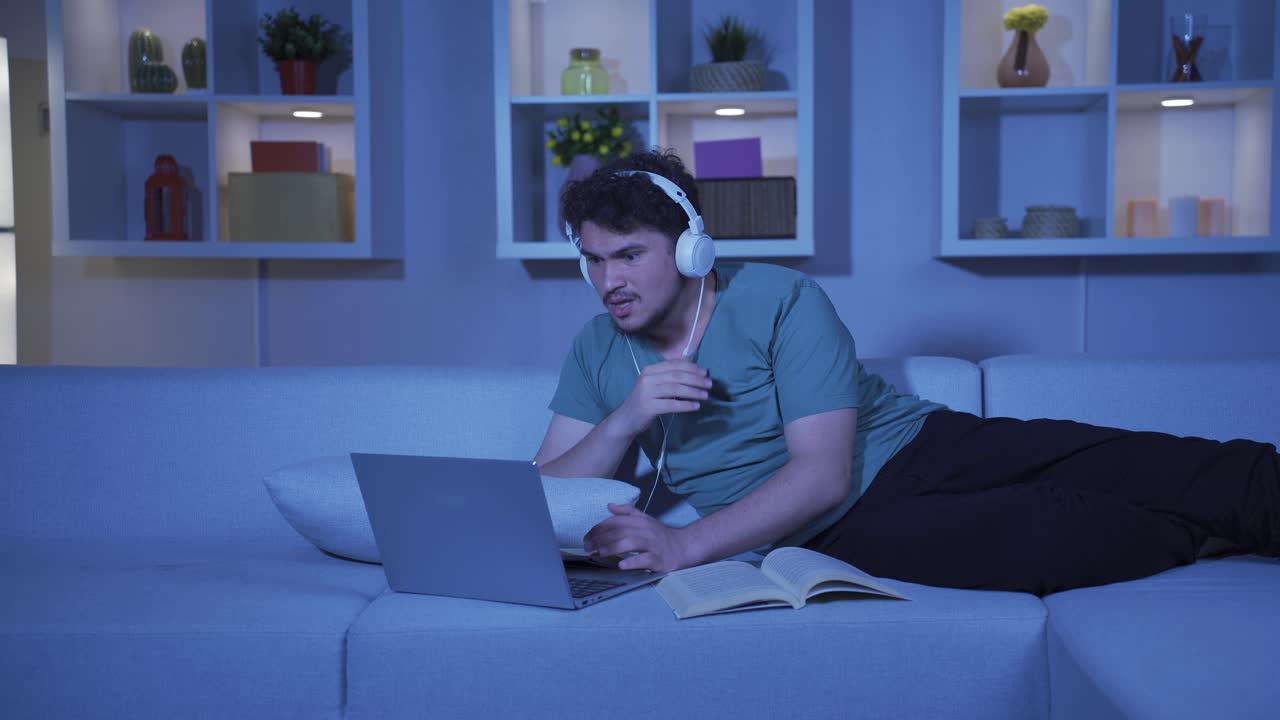 un estudiante se enoja cuando ve malos resultados de exámenes en la computadora portátil.