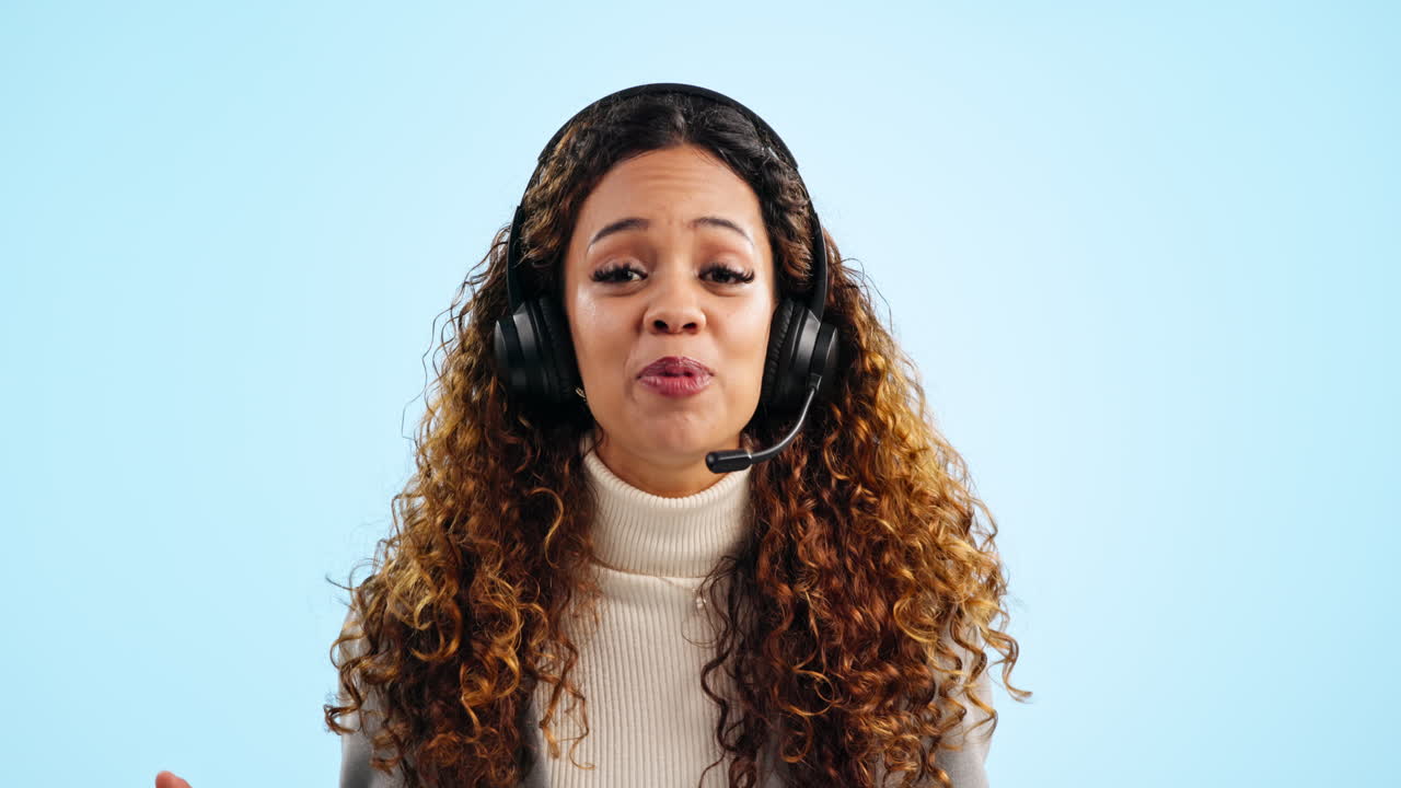 Donna al call center, comunicazione e contattaci