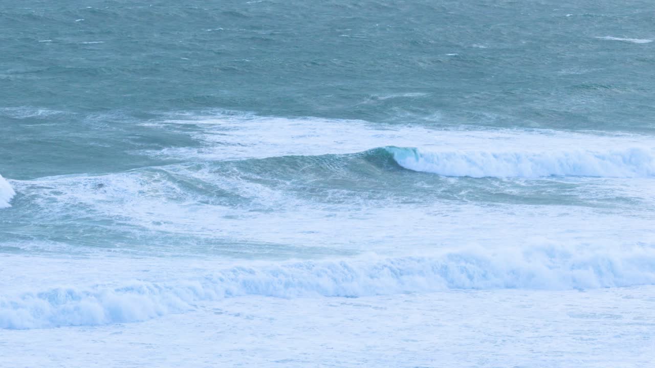 역동적인 바다 파도가 위대한 바다 도로를 따라 부히고, 자연적인 조명 속에서 조용하고 리적인 움직임으로 포착됩니다.
