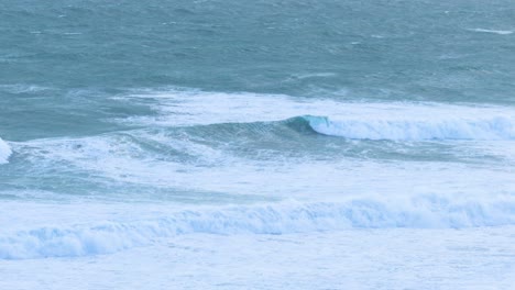 las dinámicas olas del océano chocan a lo largo de la gran carretera del océano, capturadas en la iluminación natural con un movimiento sereno y rítmico