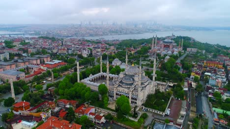 Aéreo-Hagia-Sophia-Mezquita-Azul-Estambul-Turquía-Foque-Bajando-Establecimiento-Drone-Shot