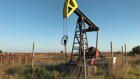 Toma-Panorámica-De-Un-Campo-Vacío-A-Una-Bomba-De-Aceite-Activa