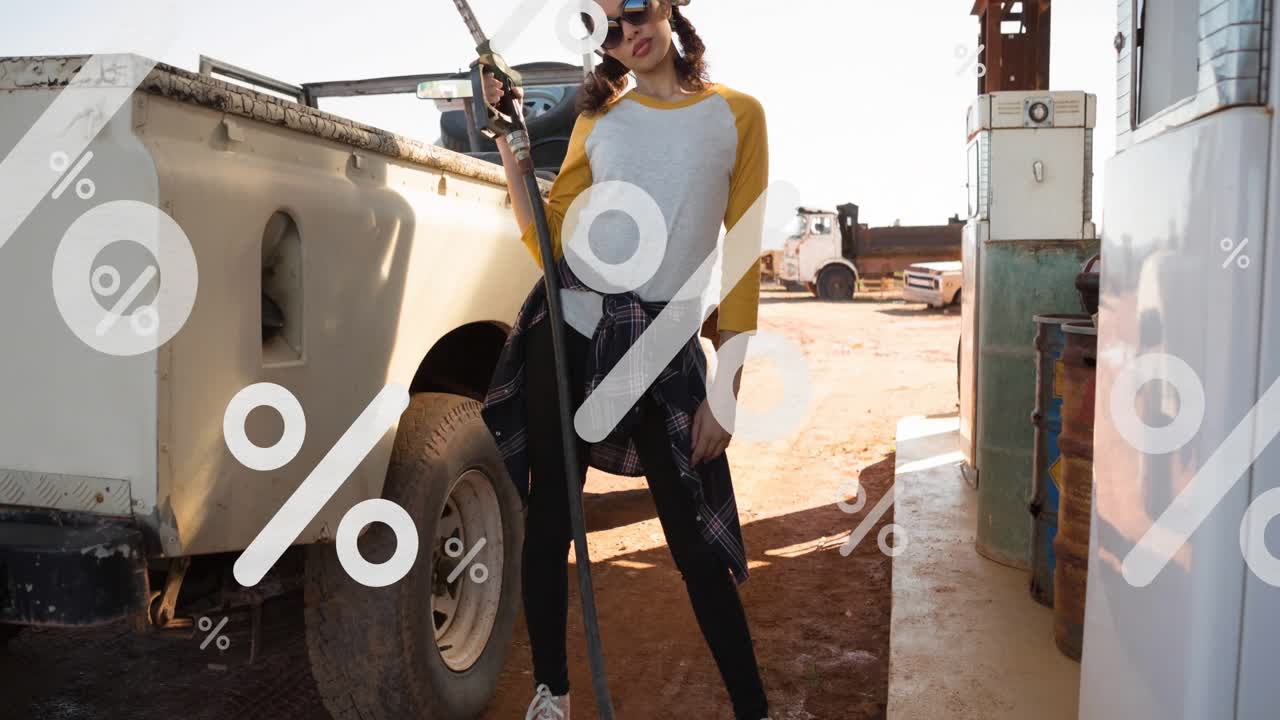 Animazione del simbolo di percentuale su donne che fanno rifornimento all'auto.