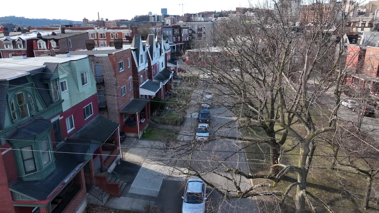 아파트에서 교실로 걸어가는 대학생