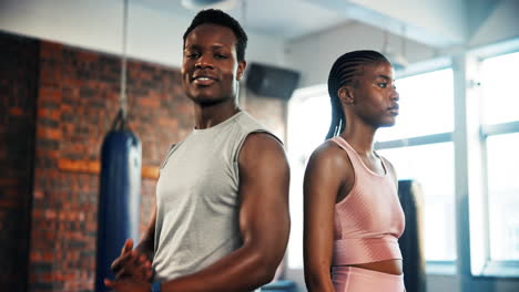 Gimnasio,-Equipo-Y-Gente-Negra-Feliz-Por-Hacer-Ejercicio