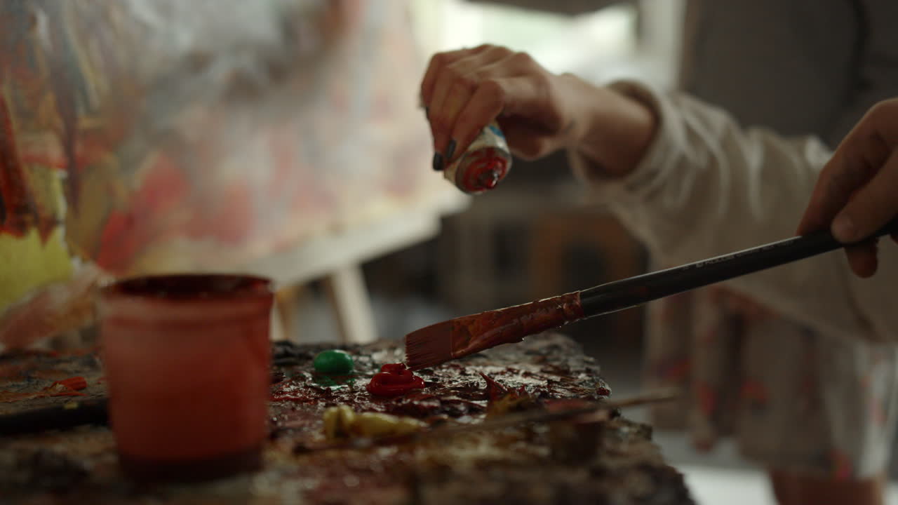 mujer mezclando colores en la paleta