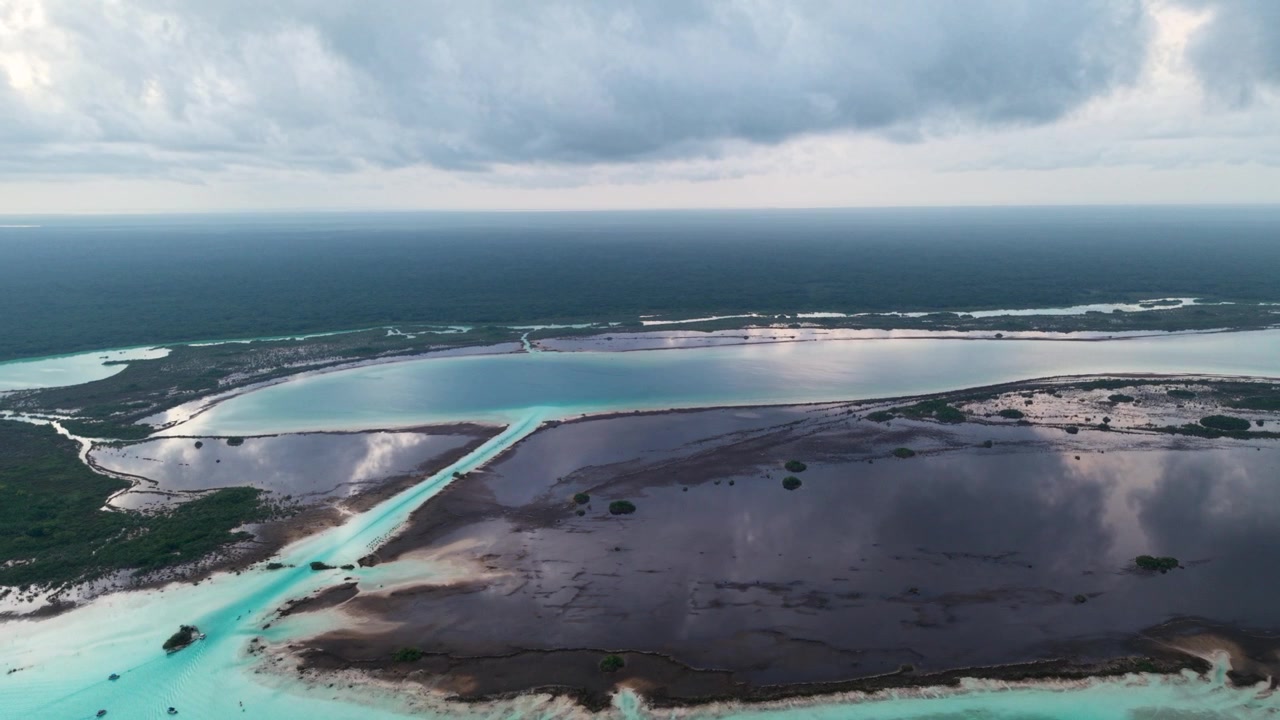Panorama aéreo del Canal Pirata en la Laguna de los Siete Colores, México