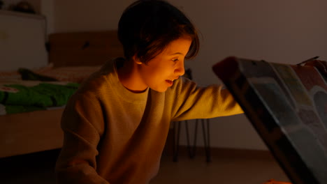 niña abriendo un estuche mágico con asombro, levantando la tapa a la luz brillante