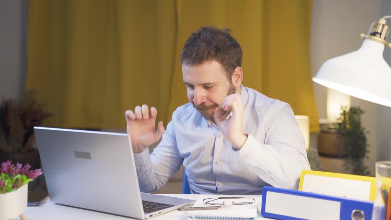 trabajador de oficina en casa hombre pensando preocupado.