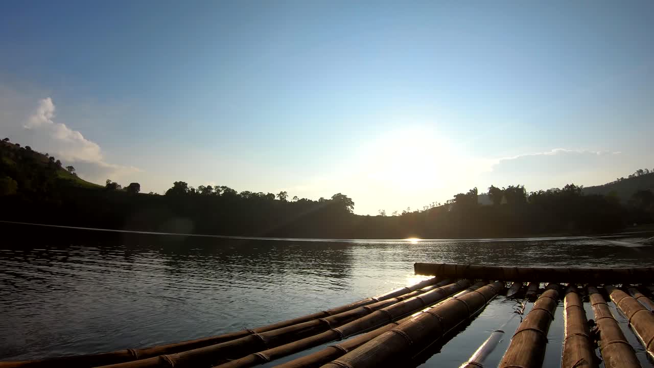 puesta de sol en el lago apo ciudad de valencia filipinas, a bordo de una balsa de bambú