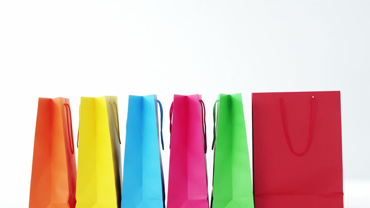 bolsas de compras multicolores sobre un fondo blanco