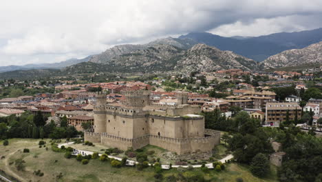 Fegen-Sie-über-Die-Neue-Burg-Von-Manzanares-Und-Die-Umliegende-Stadt,-Um-Die-Dramatischen-Bergketten-Der-Sierra-De-Guadarrama-Am-Horizont-Zu-Enthüllen