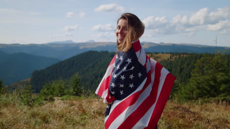 frau, die sich in die nationale amerikanische flagge wickelt