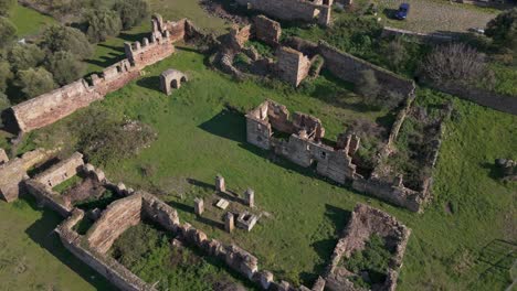 Vista-De-Las-Ruinas-De-Un-Monasterio-Cerca-De-La-Ciudad-De-New-Marmaras-En-Sithonia-Chalidiki