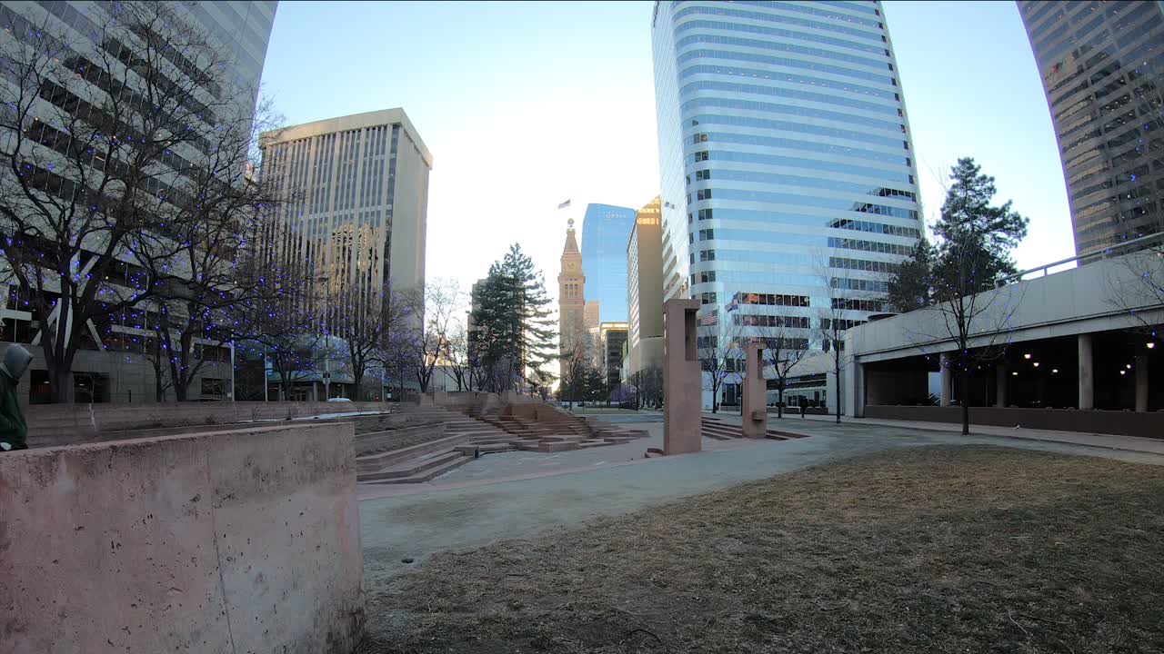 lapso de tiempo del parque de la torre del reloj del centro de denver colorado