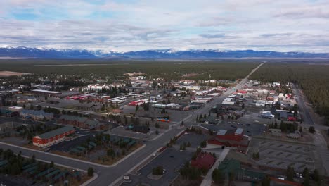 Schwenkaufnahme-Der-Innenstadt-Von-West-Yellowstone-In-Den-Frühen-Wintermonaten