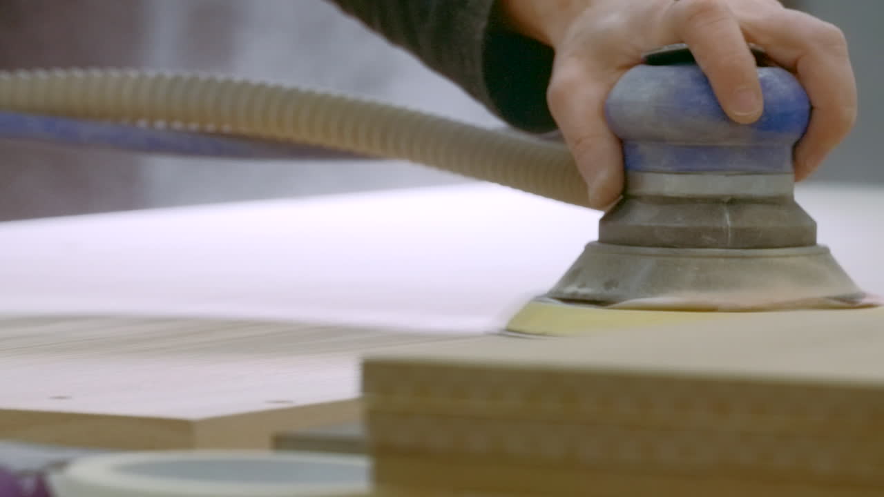 proceso de carpintería: lijado de una tabla de madera