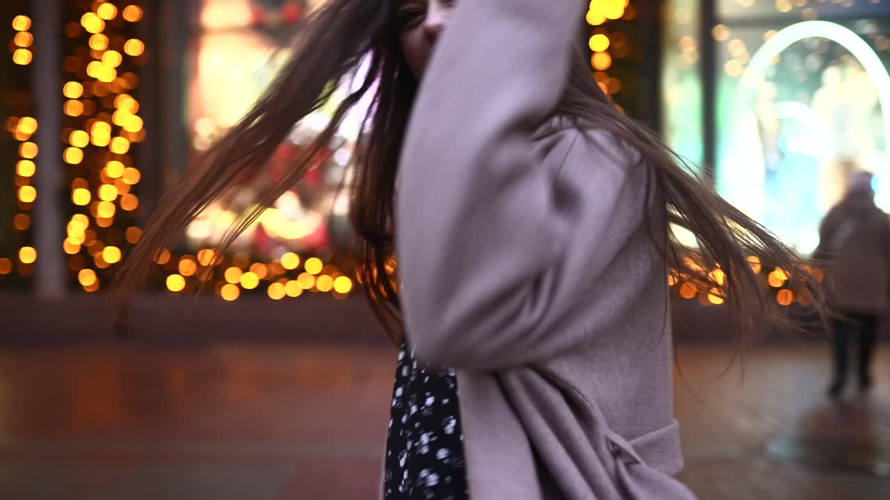 mujer riendo en la ciudad en la época de navidad