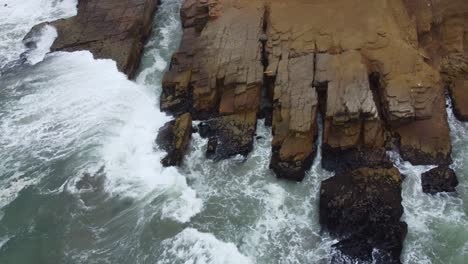 Imágenes-De-Drones-De-Un-Afloramiento-Rocoso-En-Una-Playa-En-Lima-Perú