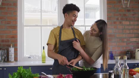 Feliz-Pareja-Birracial-Cocinando-Juntos-Y-Riendo-En-La-Cocina