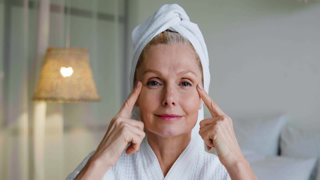 mujer mirando a cámara