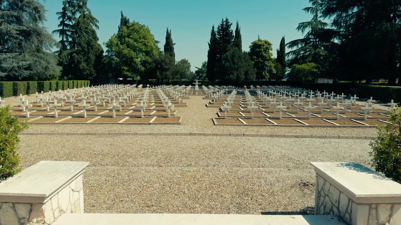 Cimitero del Memorial Day con file di croci bianche