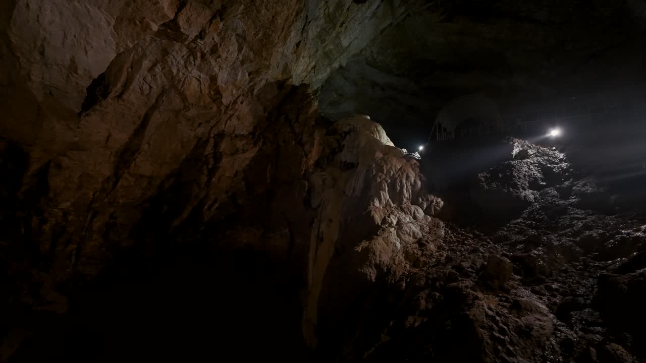 una cueva con gente dentro