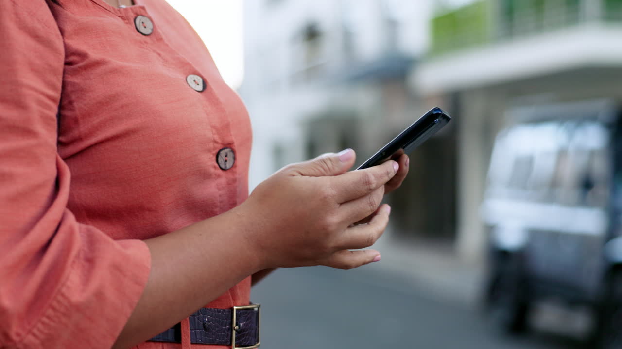 manos, teléfono y direcciones en una calle de la ciudad