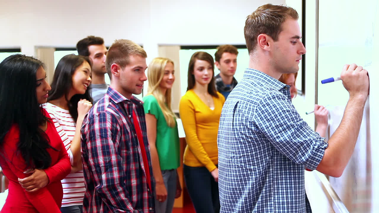 화이트보드 에 글 을 쓰는 학생 들