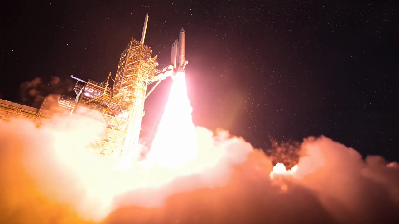 Navetta spaziale che decolla di notte con fiamme e fumo intensi